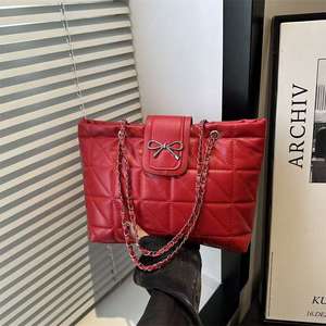 Bolso de hombro y bandolera con cadena acolchada con decoración de lazo de metal - Product Image 3