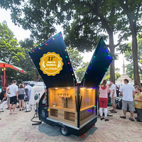 Nouveau tricycle électrique Tuk Tuk, station mobile de cocktails et de bière avec acier inoxydable pour les collations, les bonbons et les chips