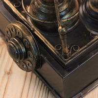 Téléphone rétro en métal artisanal, modèle de téléphone ancien en fer décoratif vintage pour la décoration de bar