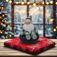 Modèle de gnome de ski en résine bleue en gros, ornements de table, peint à la main, bonhomme de neige artistique d'hiver pour cadeau de Noël, saison des fêtes