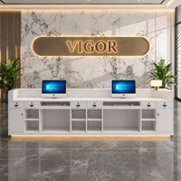 Comptoir de réception d'hôtel sur mesure, couleur personnalisée, aspect marbre blanc, incrustation dorée, comptoir avec éclairage LED pour hall d'entrée