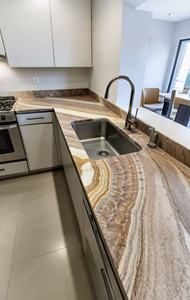 Mesa de Comedor de Mármol Rojo Rubí Personalizada con Diseño Moderno, Superficie Pulida Resistente a las Manchas para Uso en Interiores y Exteriores - Product Image 4