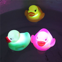 Canard de bain en vinyle jaune en gros, jouet amusant pour bébé, gadgets ludiques, canards de bain LED multicolores scintillants pour parents