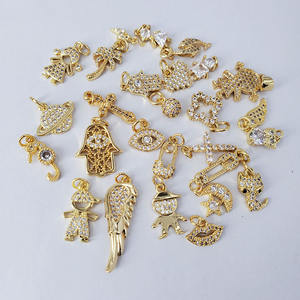 CZ7930 Dije Delicado Mini Pequeño de CZ Transparente en Oro de 18k, Dijes Colgantes Diminutos y Minimalistas de Circonita Cúbica con Formas de Niña, Niño, Corazón, Mano y Animal - Product Image 1