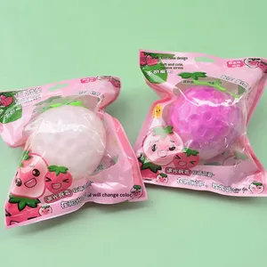 Pelota Antiestrés de TPR con Forma de Fresa de Gran Tamaño, Sensible a la Luz y que Cambia de Color, Juguete Blandito para Aliviar el Estrés - Product Image 3