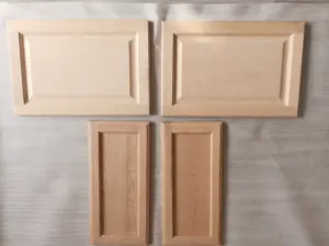 Porta do armário de madeira sólida