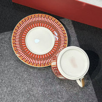 Ensemble de tasses à café en céramique de la série Retro Luxe Arcadia avec assiettes à dîner et à dessert