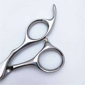 กรรไกรตัดผมมืออาชีพ 4.5 นิ้ว 440C สแตนเลสสตีล สำหรับคนถนัดขวา กรรไกรจัดแต่งทรงผม เครื่องมือตัดแต่งทรงผมอย่างแม่นยำ - Product Image 1