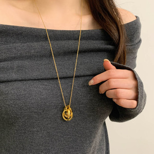 Collana da Donna in Acciaio Inossidabile Placcato Oro 18K con Cerchi Russi Intrecciati, Impermeabile e Antiossidante - Product Image 4