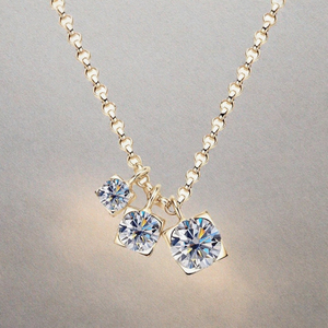 Collar con Colgante de Moissanita Redonda en Plata de Ley 925, Diseño Geométrico de Tres Piedras, Disponible en Stock - Product Image 3