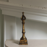 Traditionele Kroon Ontwerp Hars Ambachten Elegante Fleur De Lis Kruisversiering Voor Tafelblad Decor