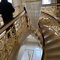 Designs de rampes d'escalier en aluminium métallique couleur laiton pour l'intérieur, rampes d'escalier en fer forgé plaqué or de luxe moderne