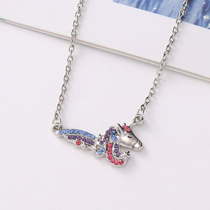 Nouveau petit pendentif <span class=keywords><strong>cheval</strong></span> arc-en-ciel personnalité de la mode <span class=keywords><strong>collier</strong></span> incrusté de strass coloré pour les enfants - Product Image 2
