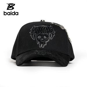 Casquettes de baseball personnalisées en daim Dobby 5 panneaux avec ornements strass tête de mort et chaîne - Product Image 1