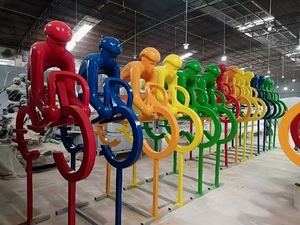 Sculpture <span class=keywords><strong>de</strong></span> cycliste en fibre <span class=keywords><strong>de</strong></span> verre personnalisée, statue <span class=keywords><strong>de</strong></span> sport sur vélo rouge pour la décoration <span class=keywords><strong>de</strong></span> parcs et <span class=keywords><strong>de</strong></span> stades - Product Image 5