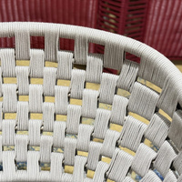 Chaise d'extérieur en bois avec dossier tressé pour jardin et terrasse
