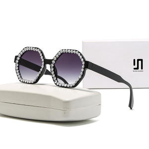 แว่นกันแดดทรงเหลี่ยมดีไซน์ใหม่สำหรับผู้หญิง ประดับด้วยคริสตัลสีเขียว ป้องกันรังสียูวี 400 กรอบพลาสติก รุ่นที่ 3 - Product Image 5