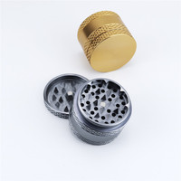 Briquets et accessoires pour fumeurs en aluminium