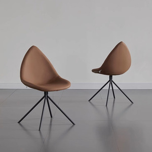 Chaise moderne en forme de larme, cuir marron, pieds en métal noir, chaise de salle à manger - Product Image 1