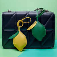Breloques créatives pour sacs en forme de citron, porte-clés mousqueton en cuir PU, pendentif mignon pour sac, accessoires de décoration en forme de citron