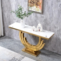 Table console de luxe moderne pour salon, en forme de demi-lune, longue et mince, avec plateau en marbre noir et base carrée en métal doré.