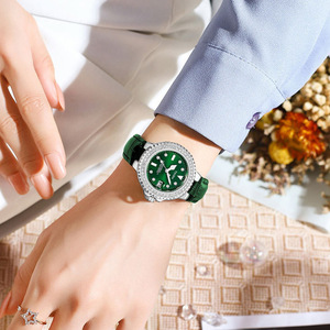 <span class=keywords><strong>Orologio</strong></span> da <span class=keywords><strong>donna</strong></span> con accento di diamanti verdi, quadrante con calendario al quarzo con cinturino in pelle, abbigliamento quotidiano alla moda e regalo per lei - Product Image 4