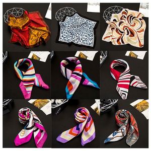 Foulard carré et mouchoirs promotionnels multicolores en coton et polyester, bandana et bandeau imprimés avec logo personnalisé pour événements et cadeaux - Product Image 5