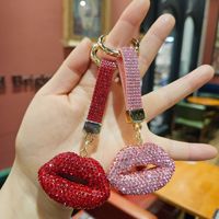 Porte-clés de luxe en cristal scintillant avec lèvres, breloque en strass, sangle en cuir, pendentif de sac à main de créateur, cadeaux pour femmes