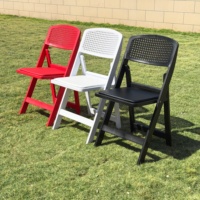Chaise pliante en résine empilable multicolore avec dossier perforé et assise rembourrée pour événements, mariages, restaurants, fêtes, utilisation en extérieur et en intérieur