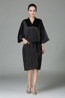 Kimono de coiffure imperméable personnalisé avec logo, robe de spa en soie rose confortable pour la coupe de cheveux, robe de client de salon pour coloristes capillaires