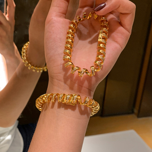 <span class=keywords><strong>Bracelet</strong></span> en <span class=keywords><strong>fil</strong></span> téléphonique plaqué or 18 carats en laiton <span class=keywords><strong>de</strong></span> haute qualité à la mode avec incrustation <span class=keywords><strong>de</strong></span> zircone Bijoux pour femmes Vente en gros d'usine - Product Image 6