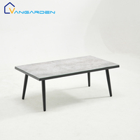 Canapé d'extérieur moderne en corde tressée avec table basse minimaliste en ardoise et structure en aluminium pour balcon et salle à manger