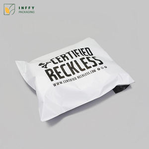 Sacs d'expédition compostables personnalisés en polyéthylène à soufflets latéraux avec fonctions de sécurité pour l'emballage de vêtements et logos personnalisés - Product Image 3