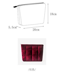 Sac de toilette personnalisé en velours suédé matelassé et rembourré pour femme, idéal pour le maquillage et les voyages - Product Image 2