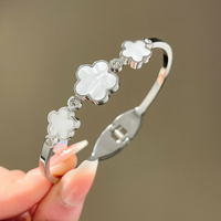 Bracelet jonc de luxe en acier inoxydable plaqué or 18 carats, motif trèfle à cinq feuilles, inspiré des créateurs, avec coquille blanche, bijoux pour femmes, vente en gros