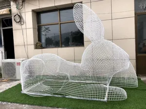 Sculpture d'extérieur sur mesure en fer forgé, motif abstrait en treillis métallique ajouré, représentant lapin, escargot, cheval, papillon, fourmi, pour aménagement paysager - Product Image 3