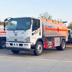 Camion-citerne FAW 4x2 10000L avec distributeur pour le transport de liquides dangereux et de diesel - Product Image 2