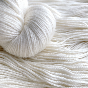 Fil brut écologique en mélange de laine mérinos, soie et ramie pour chaussettes, idéal pour la teinture et le tricot à la main, filé à l'anneau, 400m/100g - Product Image 1