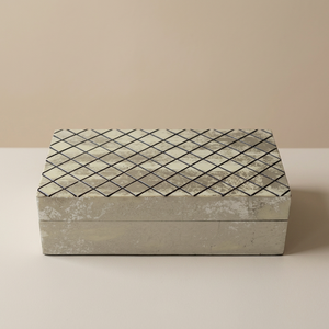 Boîte de rangement pour bijoux en résine blanche de luxe faite à la main avec couvercle, incrustation complexe en feuille d'argent sculptée, décorative pour la maison ou le bureau - Product Image 2