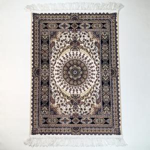 Alfombra de Oración Musulmana Islámica de Terciopelo con Borlas Plegable, Resistente al Polvo, de Alta Calidad, Acolchada, Ecológica, Impermeable y Antideslizante - Product Image 2