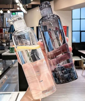 Bouteille d'eau en verre transparent avec manchon anti-brûlure et marquage gradué 500/750 ml – Design classique écologique – Vaisselle de plein air unisexe
