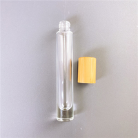 Flacon en verre épais de 10 ml avec bouchon en bambou et rouleau en acier métallique pour huiles essentielles