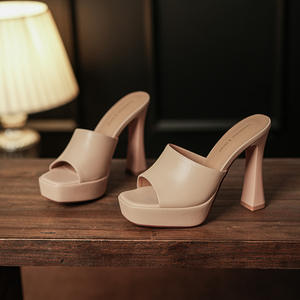 Nuova moda estiva in tinta unita pantofole con tacco alto quadrato con plateau <span class=keywords><strong>Sexy</strong></span> sandali in pelle sintetica scarpe da donna Beige nero taglia grande - Product Image 2