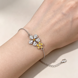Pulsera de Zirconia Floral Doble Chapada en Oro con Dos Flores Incrustadas de Circonia Cúbica, Cadena Delicada para Uso Diario, Venta al por Mayor - Product Image 1