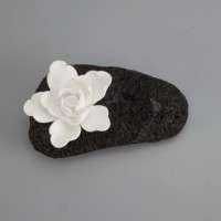 Diffuseur de parfum de fleur verte et d'huile essentielle Diffuseur en céramique de porcelaine avec pierre volcanique
