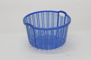 Panier multifonction moulé pour le transport et le service de fruits de mer (poissons, crevettes, huîtres) avec poignée et fonction de découpe - Product Image 5