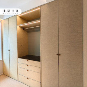Armoire de chambre sur mesure en bois au design moderne, avec poignées métalliques et panneaux MDF, meuble de rangement autoportant pour vêtements - Product Image 1