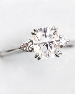 Bague de fiançailles en moissanite taille coussin 3,50 carats, or rose 14K, sertie à double griffe, bague à trois pierres, bague de demande en mariage, bague de mariée - Product Image 1