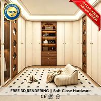 Système de dressing sur mesure de luxe avec étagères arquées et panneaux décoratifs en bois pour chambre principale
