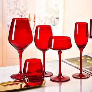 Copas de Vino Elegantes de Cristal Rojo Rubí para Bebidas Altas - Product Image 4